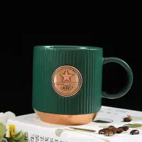 在飛比找Yahoo!奇摩拍賣優惠-馬克杯新款墨綠色 條紋銅牌杯 馬克杯 陶瓷咖啡杯 星款好看杯