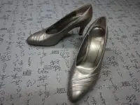 在飛比找Yahoo!奇摩拍賣優惠-日本製 Christian Dior 迪奧高級真皮中跟鞋 U