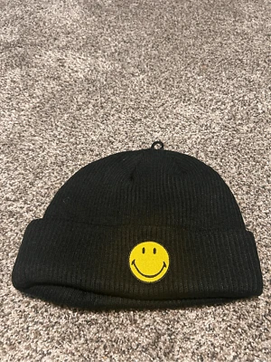 Urban outfitters smiley beanie hat C27-45