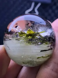 在飛比找Yahoo!奇摩拍賣優惠-二手 天然水晶純天然綠碧璽綠幽靈共生體水晶球35mm 古玩 