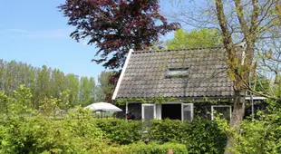 Holiday home for two people at a peaceful central location in Heiloo near Egmond