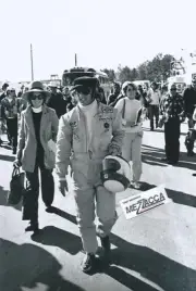 JACKIE STEWART WITH FANS ELF TEAM TYRRELL 006 73 US GRAND PRIX, WATKINS GLEN