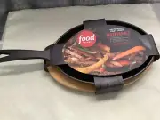 Food Network Pre Seasoned Cast Iron Fajita Pan & Wooden Trivet NEW