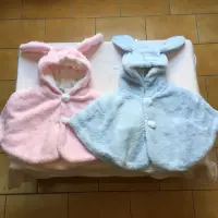 在飛比找蝦皮購物優惠-=全新品= 奇哥 嬰幼兒 彼得兔 珊瑚絨 鋪棉 防寒 造型披