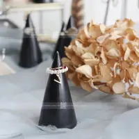 在飛比找Yahoo!奇摩拍賣優惠-黑色釉純手工首飾架展示架飾品架陶瓷戒指托 金字塔戒指托大尺寸