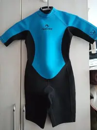 在飛比找Yahoo!奇摩拍賣優惠-迪卡儂TRIBORD1.5mm兒童連身防寒衣潛水衣水母衣參考