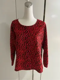 在飛比找Yahoo!奇摩拍賣優惠-Q近新紅色黑獵豹紋絨布保暖上衣