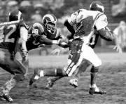 Vikings RB Chuck Foreman breaks free from Rams Isiah Robertson and - Old Photo