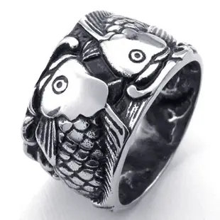 《 QBOX 》FASHION 飾品【R10022820】精緻個性招財富貴金魚鑄造鈦鋼戒指/戒環