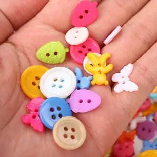 彩色DIY樹脂鈕扣材料 扣子 塑膠扣 手作 手工 美勞 益智 創意 兒童【BlueCat】【JC4565】