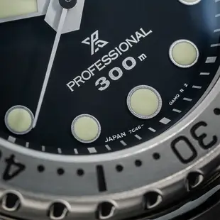 ∣聊聊可議∣SEIKO 精工 PROSPEX 鮪魚罐頭 300米潛水石英錶(S23633J1/7C46-0AN0S)