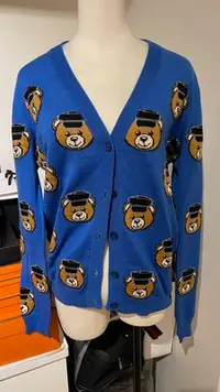 在飛比找Yahoo!奇摩拍賣優惠-時尚萬歲 Moschino 超Q滿版藍色警察熊針織外套