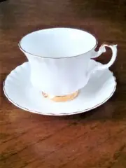 ROYAL ALBERT ENGLISH BONE CHINA "VAL D'OR" SET OF 10 CUPS & SAUCERS