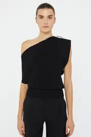 ENCASED NATURE RESIN KNIT SHOULDER TOP