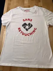 Erin & Sara Sans Retouching Graphics Tshirt - Women's Sz M NEW