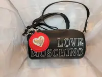 在飛比找Yahoo!奇摩拍賣優惠-LOVE MOSCHINO 字母皮革側背包(黑色