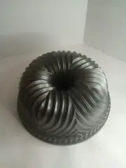 Nordic Ware Bavaria Bundt Cake Pan - Heavy Cast Aluminum Nonstick 10 Cup USA