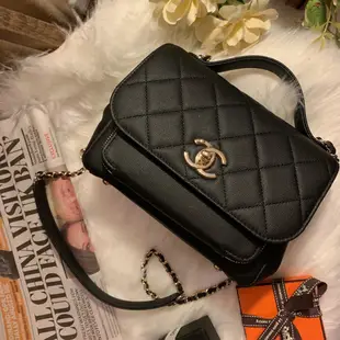 【COCO 精品專賣】CHANEL 黑色 荔枝皮 翻蓋 淡金鍊 拉鍊 小型 郵差包 A93749 現貨