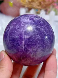 在飛比找Yahoo!奇摩拍賣優惠-紫云母水晶球擺件裝飾品贈底座 水晶 擺件 原石【紫竹齋】23