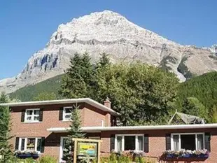 加拿大落基山脈汽車旅館- 僅限成人