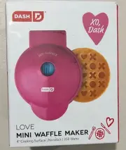 XOXO SHAPE DASH MINI WAFFLE MAKER (NEW)