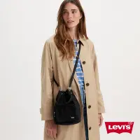 在飛比找Yahoo奇摩購物中心優惠-Levis 女款 手提、斜背兩用束口水桶包 / 簡約髮絲紋金