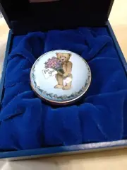 HALCYON DAYS ENAMELS BEAR WITH ROSES FOR YOU TRINKET BOX
