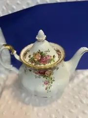 Royal Albert Bone China Old Country Roses Tea Pot 7.25" Tall England