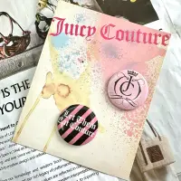 在飛比找蝦皮購物優惠-美國Juicy Couture 徽章別針 胸針 包包吊飾 掛