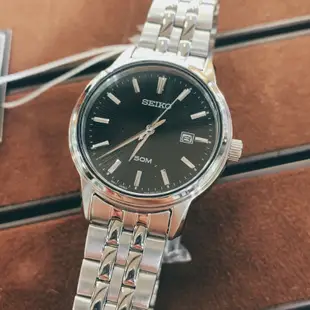 SEIKO 精工 經典款✨情侶對錶 黑色光芒錶盤款的男性女性手錶 (SUR261P1)-黑面X銀色 防水