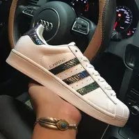 在飛比找蝦皮購物優惠-ADIDAS ORIGINALS SUPERSTAR 白黑 