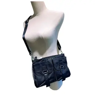 Kipling 黑色絲滑合成纖維材質素面雙口袋設計斜背包 #HB7365 (6.1折)