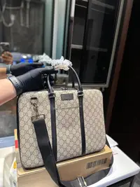 在飛比找Yahoo!奇摩拍賣優惠-【二手】 Gucci 古奇新款GG男包公文包 手提包 電腦包