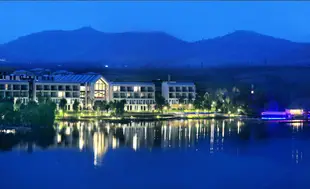 泗水萬紫千紅青界湖御温泉酒店Wanzi Qianhong Qingjie Lake Royal Hot Spring Hotel
