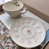 在飛比找蝦皮購物優惠-【sth.gram】英國Wedgwood皇室寬口浮雕花卉杯碟