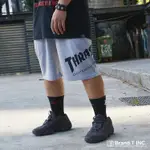 【BRAND T】日線 THRASHER SKATE MAG SHORTS 灰色 側邊 字體 棉褲 短褲