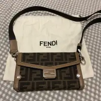 在飛比找PopChill優惠-[二手] 已預訂/Fendi Soft Trunk手機包/斜