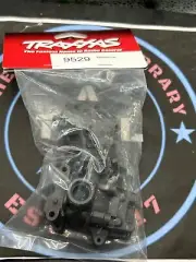 Traxxas. 9529 Bulkhead, Front or Rear Sledge