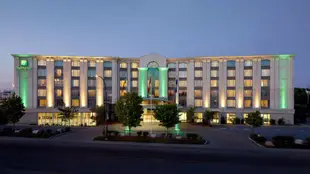 Holiday Inn Hotel and Suites Montreal Airport