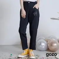 在飛比找momo購物網優惠-【gozo】gozo villa刺繡後鬆緊修身男友褲(兩色)