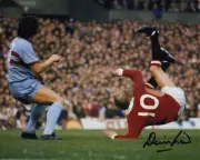 DENIS LAW MAN UTD & SCOTLAND ICON SIGNED AWESOME IN-ACTION PHOTO PSA