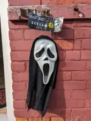 Vintage 1997 GHOST FACE SCREAM MASK Glows In The Dark FUN WORLD ON CARD DS Cond.