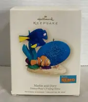 2007 Hallmark Keepsake Ornament Disney Finding Nemo Marlin and Dory