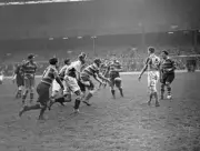 RUGBY UNION OLD PHOTO Richmond Pass The Ball v Harlequins 1946