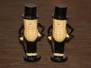 VINTAGE KITCHEN 2 SALT SHAKERS PLASTIC PLANTERS MR PEANUT