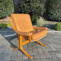 在飛比找Yahoo!奇摩拍賣優惠-挪威老件 奶油色皮革 墊背帶扶手休閒椅