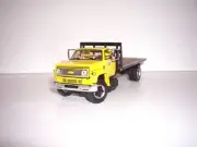 DCP FIRST GEAR 1/64 YELLOW CAB WITH BULKHEAD CHEVY C65 SINGLE AXLE FLATBED TRUCK