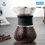 一個帶過濾器 SE112 的兩杯咖啡服務器 CHEMEX 滴漏倒入