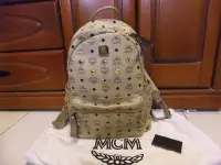 在飛比找Yahoo!奇摩拍賣優惠-MCM    米白色  logo   後背包
