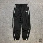 (貳柒商店) ADIDAS URBAN CARGO PANTS 女款 黑色 風褲 長褲 三線褲 拉鍊 GM1446